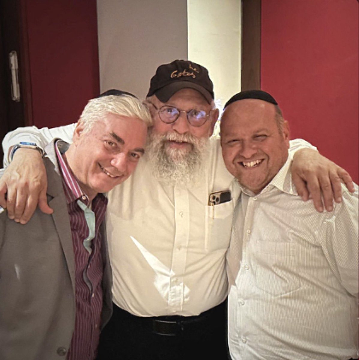 Solomonsimon's tweet image. Welcome back to The Kosher Terroir – The wine in your glass should tell a story before you take the first sip. Today we pour three: a newly disgorged, boutique kosher champagne from a 10th‑generation house; a rare white Bordeaux from Pessac Léognan that lets Semillon sing; and a…