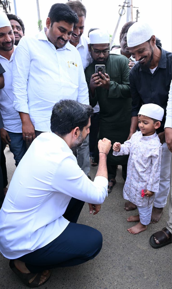 JaiTDP's tweet image. మంగళగిరి ఆర్టీసీ డిపో వద్ద పావురాల కాలనీలో నూతనంగా నిర్మించిన నూర్ మస్జీద్ ను విద్య, ఐటీ శాఖల మంత్రి నారా లోకేష్ ప్రారంభించారు. ఈ సందర్భంగా ప్రత్యేక ప్రార్థనలు నిర్వహించారు.
#Mangalagiri 
#NaraLokesh  
#AndhraPradesh