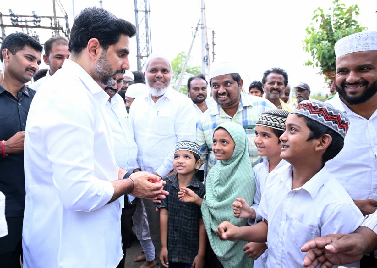 JaiTDP's tweet image. మంగళగిరి ఆర్టీసీ డిపో వద్ద పావురాల కాలనీలో నూతనంగా నిర్మించిన నూర్ మస్జీద్ ను విద్య, ఐటీ శాఖల మంత్రి నారా లోకేష్ ప్రారంభించారు. ఈ సందర్భంగా ప్రత్యేక ప్రార్థనలు నిర్వహించారు.
#Mangalagiri 
#NaraLokesh  
#AndhraPradesh