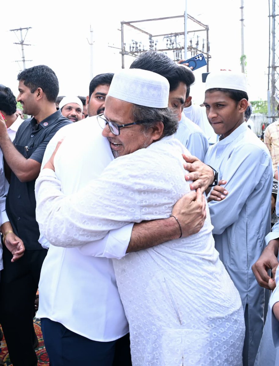 JaiTDP's tweet image. మంగళగిరి ఆర్టీసీ డిపో వద్ద పావురాల కాలనీలో నూతనంగా నిర్మించిన నూర్ మస్జీద్ ను విద్య, ఐటీ శాఖల మంత్రి నారా లోకేష్ ప్రారంభించారు. ఈ సందర్భంగా ప్రత్యేక ప్రార్థనలు నిర్వహించారు.
#Mangalagiri 
#NaraLokesh  
#AndhraPradesh