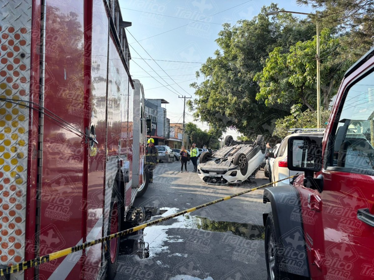 Trafico_ZMG's tweet image. #Entérate 👉 Una camioneta se impactó contra dos vehículos estacionados y terminó volcada sobre las calles Federación y Francisco Villa, en la colonia Blanco y Cuéllar de Guadalajara

Servicios de emergencias arribaron al sitio 🚒, aunque de manera #preliminar, no se reportaron…