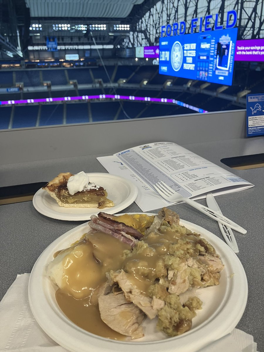 BenjaminSRaven's tweet image. year 7 of eating thanksgiving at 10:30 am