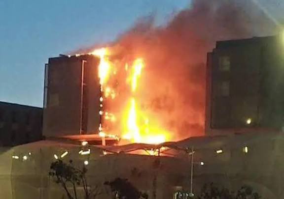 La Torre Grenfell de Londres (72 fallecidos), la Torre Ámbar en Madrid, el bloque de Campanar en Valencia (10 fallecidos) y el hospital de Santa Lucía están recubiertos por el mismo material: paneles de dos chapas de aluminio con un núcleo de polietileno altamente inflamable.