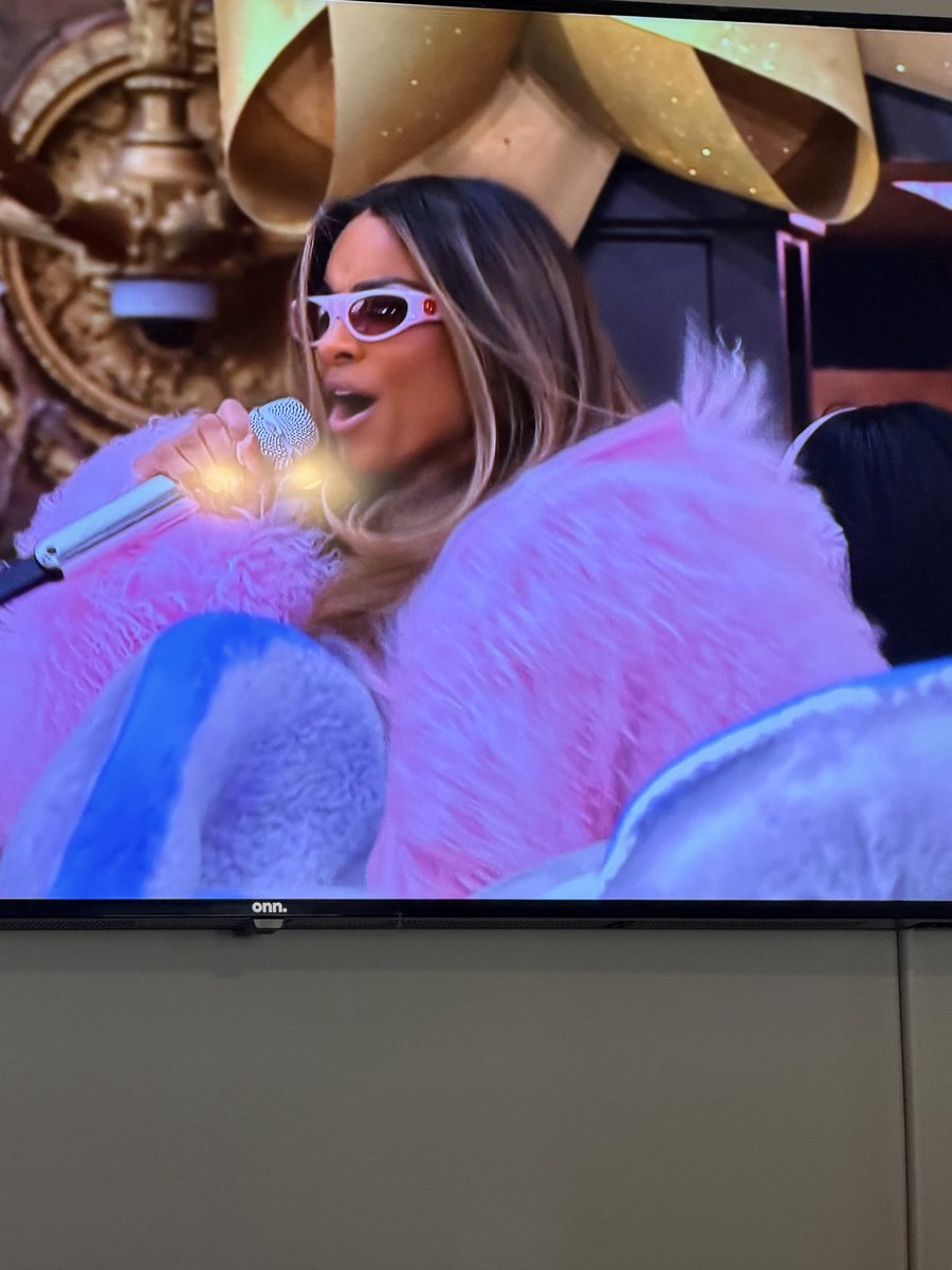 DaddyHashtag_'s tweet image. I didn’t know Doflamingo was in the parade #MacysParade