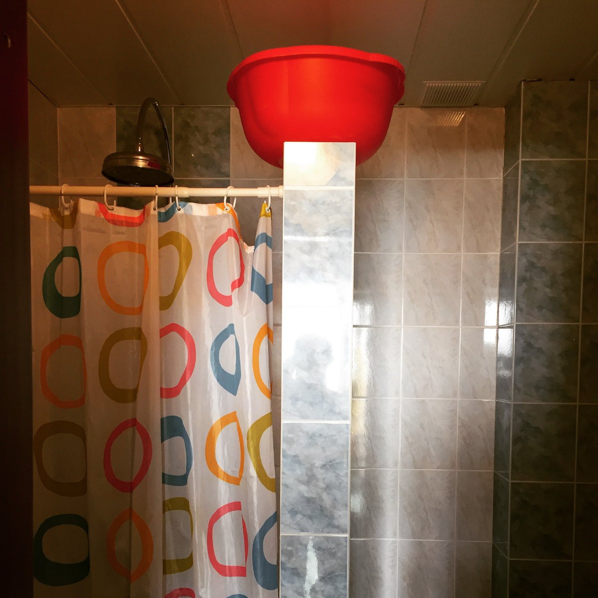 Тазик в номере отеля:
Красный пластик, уляля! 🤌
Застирну трусы немедля
Как закончатся дела.