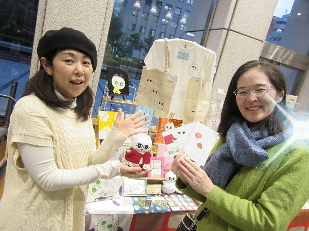 No_aloe_yogurt's tweet image. ここではのねりここカンパニーオーナーの #斉藤範子 氏自らが接客や販売を務め、同メンバーでもある #杏泉しのぶ 氏も、ワイルド王子な看板娘としてオーナーをサポートし、駆けつけた大勢のゲストを笑顔であふれさせていた。