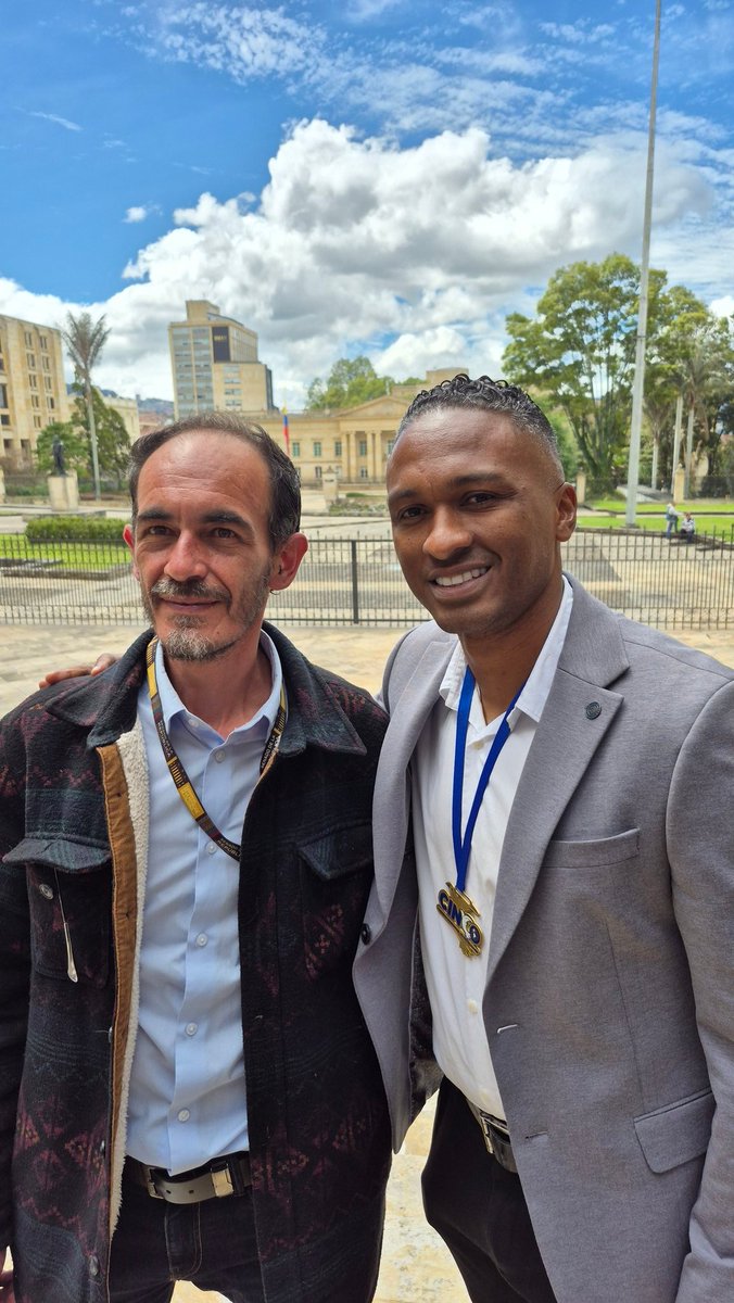 7Control's tweet image. Y que me encuentro con que están condecorando a @IvanVelez13 , ídolo indiscutible de mi @AmericadeCali