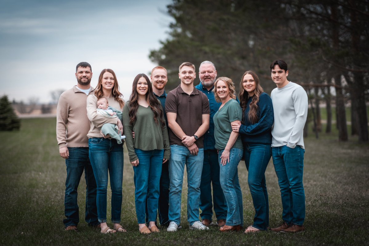 TobyForSD's tweet image. More thankful than ever to have this crew by my side. We are South Dakota through and through. We love this state just the way it is, and we are going to fight to keep it that way. From the Doeden Family to each and every person who calls South Dakota home, Happy Thanksgiving!…