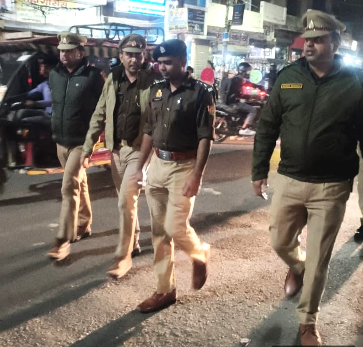 fatehgarhpolice's tweet image. पुलिस अधीक्षक जनपद फतेहगढ़ के निर्देशन में पुलिस उपाधीक्षक द्वारा थाना कादरीगेट क्षेत्रान्तर्गत सुरक्षा, शांति, सौहार्द व कानून-व्यवस्था बनाए रखने हेतु मुख्य मार्गो पर पैदल गश्त की गई। #FatehgarhPolice