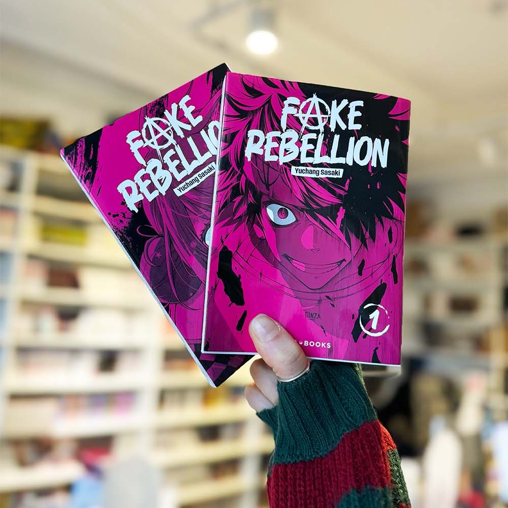 Mana_Books_'s tweet image. Les deux tomes de "Fake Rebellion" sont arrivés au bureau ! Prêts à prendre les armes pour la liberté ? 💪

👉 Rendez-vous le 8 janvier en librairie.