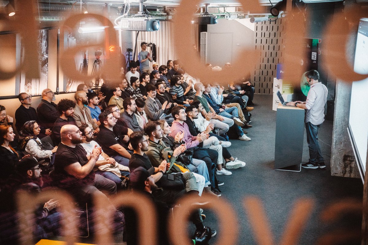oponetwork's tweet photo. Full house, full hearts, full pizza boxes 🍕
This crowd = elite ⚡️
#OPOjs #PortoTechHub #JSlove #OPOnetwork https://t.co/PeJfKsGM5G