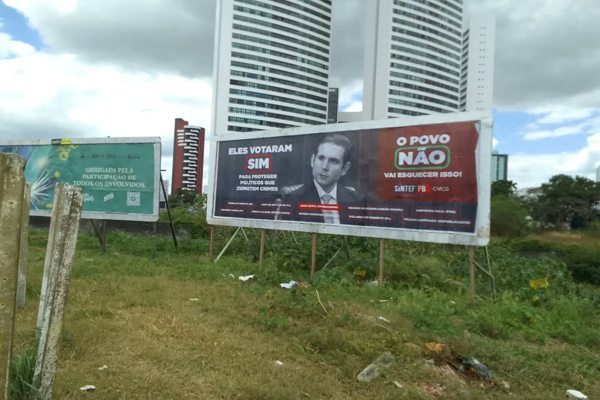 analise2025's tweet image. 🚨 GRAVE: Hugo Motta processa sindicato de professores da Paraíba que fez outdoor criticando o apoio do deputado à PEC da Blindagem!

Ele está pedindo que outro outdoor seja colocado no lugar, com elogios ao seu mandato.

Chegamos na Mottacracia e ninguém tá sabendo!?