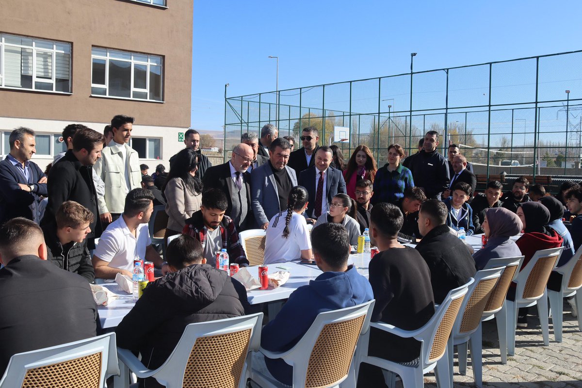 Kaymakamımız Yücel Erdem, Kayseri Üniversitesi Rektörü Prof. Dr. Kurtuluş Karamustafa, Belediye Başkanımız Selahattin Metin, İlçe Milli Eğitim Müdürümüz, Jandarma Komutanımız, Hayırsever iş insanımız Ramazan Polat ile birlikte Kayseri Üniversitesi Bünyan Meslek Yüksekokulumuzu