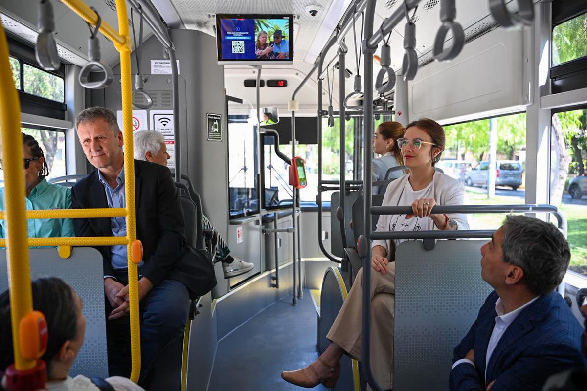 "Aguanta, chequea y después comparte, que están vendiendo humo en todas partes" 🎵🎶 La expansión de esta campaña a 1.100 buses y 100 paraderos busca un objetivo claro: que cada persona cuente con herramientas para detener la desinformación en su origen. 

¡Porque enfrentar este