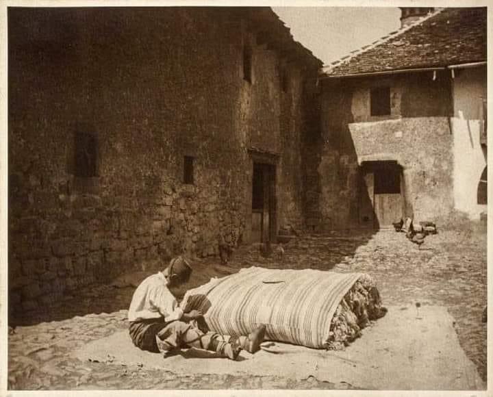 Colchonero cosiendo un colchón de lana en Ansó (Huesca) en el año 1.909.

Preciosa fotografía de Eduardo Cativiela, cargada de detalles, en nuestro Pirineo aragonés.
