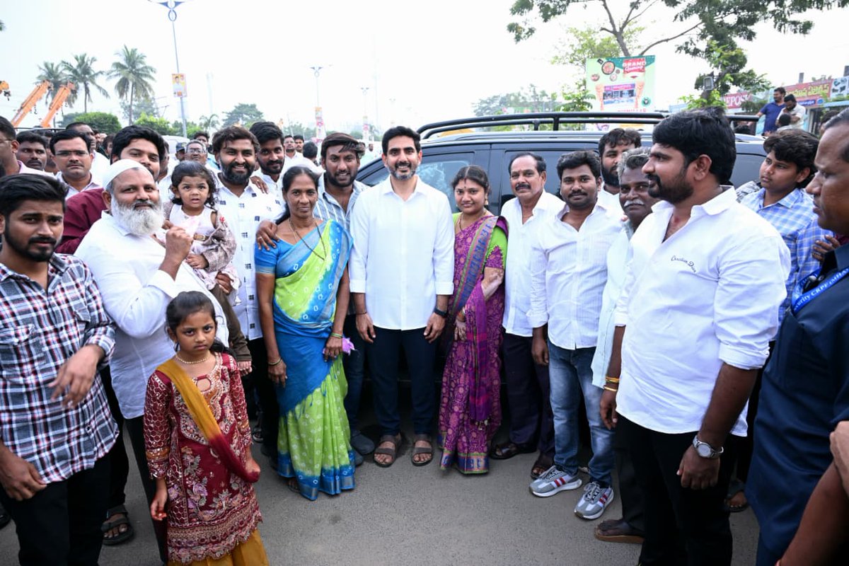 naralokesh's tweet image. మంగళగిరి ఆటోనగర్ లో మహమ్మద్ అలీ గౌస్, సయ్యద్ హుస్సేన్ ఆధ్వర్యంలో నూతనంగా ఏర్పాటుచేసిన బిస్మిల్లా మటన్ హౌస్ ను ప్రారంభించాను. ప్రజల నుంచి అర్జీలు స్వీకరించాను. అనంతరం ప్రతి ఒక్కరితో ఫోటోలు దిగాను. ఈ కార్యక్రమంలో స్థానిక టీడీపీ నాయకులు, కార్యకర్తలు పాల్గొన్నారు.
