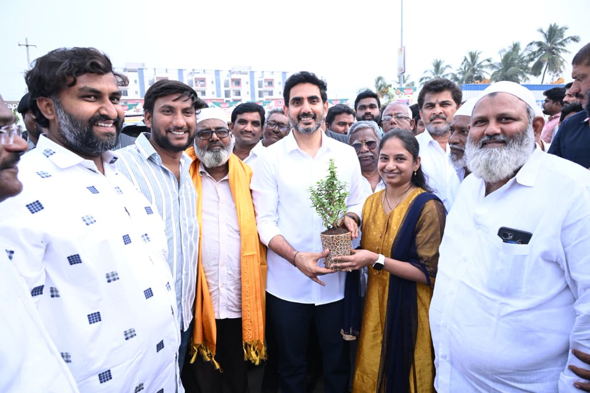 naralokesh's tweet image. మంగళగిరి ఆటోనగర్ లో మహమ్మద్ అలీ గౌస్, సయ్యద్ హుస్సేన్ ఆధ్వర్యంలో నూతనంగా ఏర్పాటుచేసిన బిస్మిల్లా మటన్ హౌస్ ను ప్రారంభించాను. ప్రజల నుంచి అర్జీలు స్వీకరించాను. అనంతరం ప్రతి ఒక్కరితో ఫోటోలు దిగాను. ఈ కార్యక్రమంలో స్థానిక టీడీపీ నాయకులు, కార్యకర్తలు పాల్గొన్నారు.