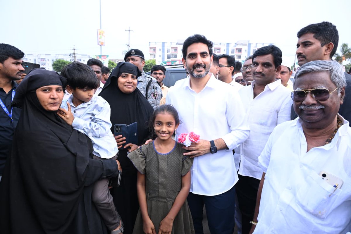 naralokesh's tweet image. మంగళగిరి ఆటోనగర్ లో మహమ్మద్ అలీ గౌస్, సయ్యద్ హుస్సేన్ ఆధ్వర్యంలో నూతనంగా ఏర్పాటుచేసిన బిస్మిల్లా మటన్ హౌస్ ను ప్రారంభించాను. ప్రజల నుంచి అర్జీలు స్వీకరించాను. అనంతరం ప్రతి ఒక్కరితో ఫోటోలు దిగాను. ఈ కార్యక్రమంలో స్థానిక టీడీపీ నాయకులు, కార్యకర్తలు పాల్గొన్నారు.