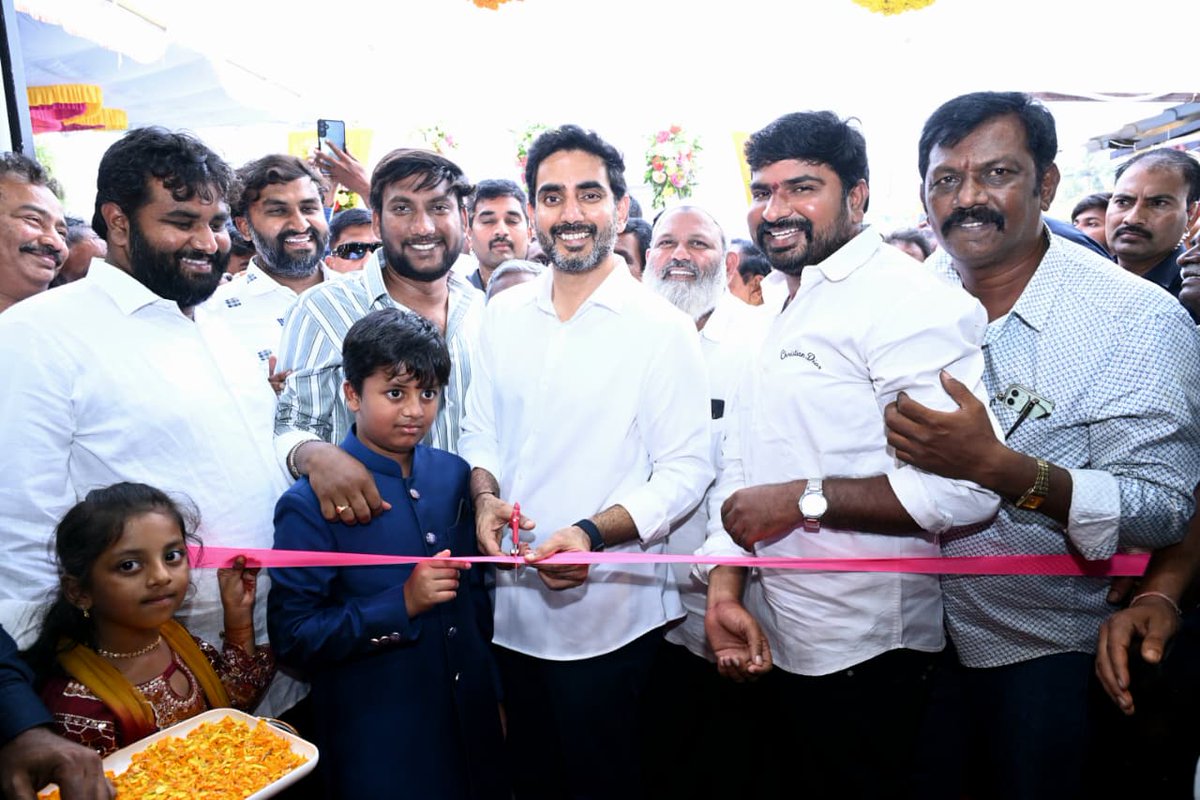 naralokesh's tweet image. మంగళగిరి ఆటోనగర్ లో మహమ్మద్ అలీ గౌస్, సయ్యద్ హుస్సేన్ ఆధ్వర్యంలో నూతనంగా ఏర్పాటుచేసిన బిస్మిల్లా మటన్ హౌస్ ను ప్రారంభించాను. ప్రజల నుంచి అర్జీలు స్వీకరించాను. అనంతరం ప్రతి ఒక్కరితో ఫోటోలు దిగాను. ఈ కార్యక్రమంలో స్థానిక టీడీపీ నాయకులు, కార్యకర్తలు పాల్గొన్నారు.