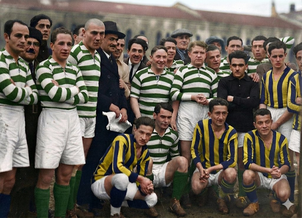 101 yıl önceki maçın öncesinde çekilen kare Yapı Kredi arşiviyle bize ulaşıyor. (Gazetedeki foroğrafın aynısı). Renkli hali işte böyle. Bir sürü Fenerbahçe efsanesi ve bugün 125. yılını kutlayan <a href="/Fradi_HU/">Ferencvárosi TC</a> takımının oyuncuları resimde yer alıyor.