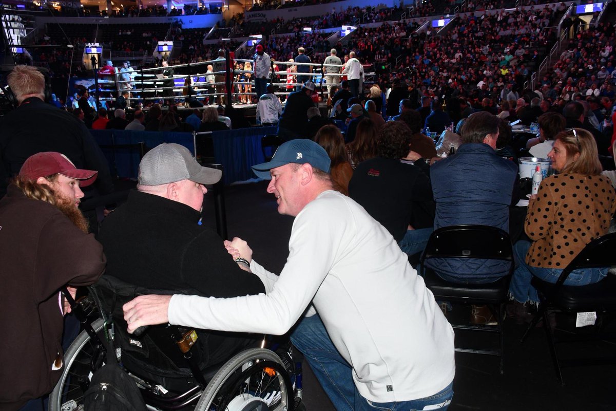 Eric_Schmitt's tweet image. Great Fight Night at Guns n Hoses in St. Louis where money was raised for @BackStoppers. Their mission is to support the families of those lost in the line of duty.  Great cause and thank you to ALL our police, firefighters and first responders for all you do for us!