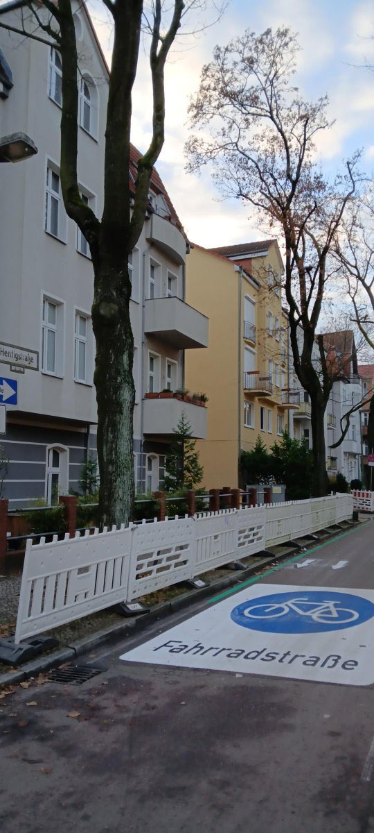 DiverseView's tweet image. 🚲✨ Es geht voran!
In der Hentigstraße in Karlshorst gehen die Arbeiten für unsere neue Fahrradstraße  gut voran– ein weiterer Schritt hin zu mehr Sicherheit  und Lebensqualität im Kiez.

Danke an alle Nachbar*innen für Geduld und Unterstützung während der Bauphase! 💚