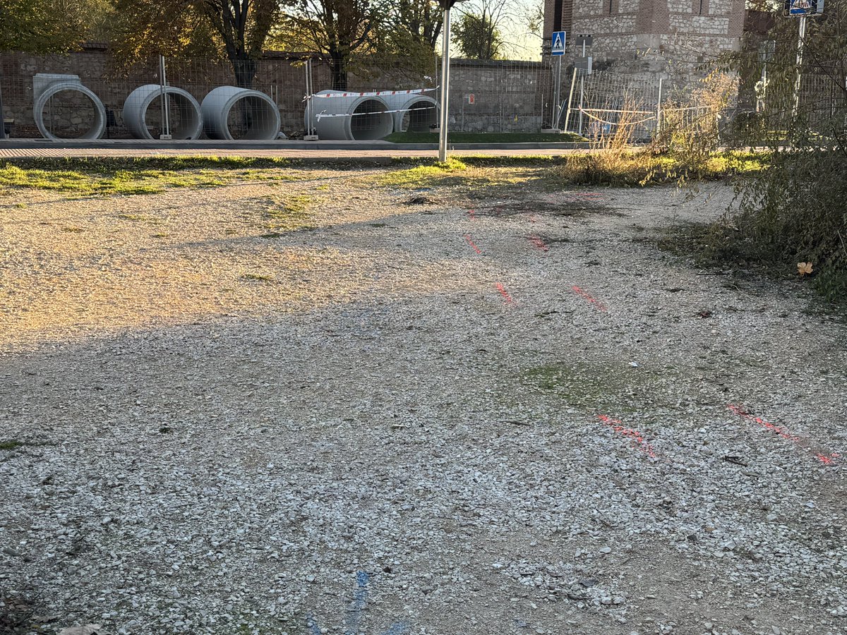 Una de esas obras que no deja un legado visible pero cuya ejecución era tan necesaria como urgente.

Avanzan los trabajos del nuevo colector de aguas bajo la calzada sur de Vía Complutense.

Más adelante, cruzará a la calzada norte antes de continuar por el Parque O'Donnell.