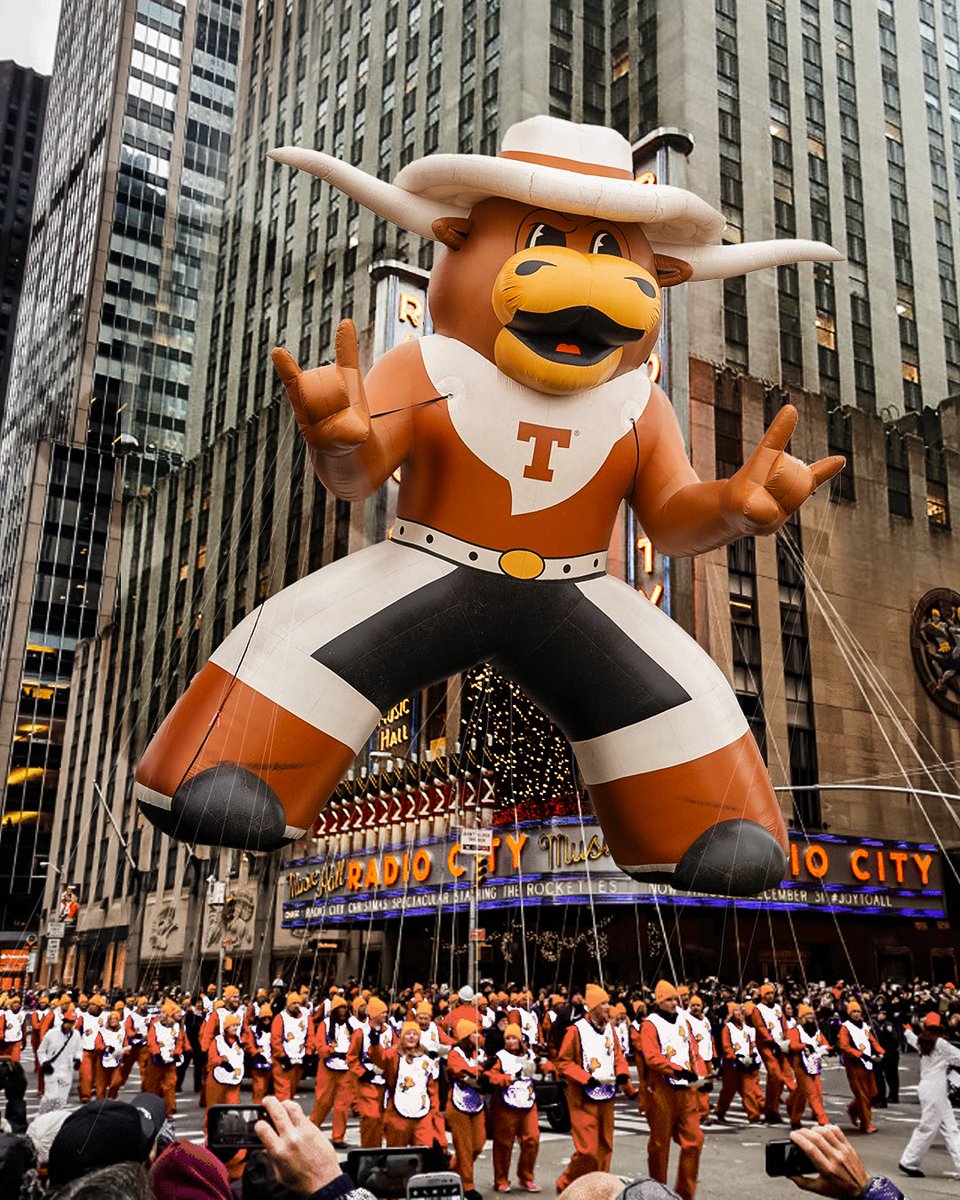 hey <a href="/Macys/">Macy's</a>, we’ve got an idea for you 🤘✨

#HookEm