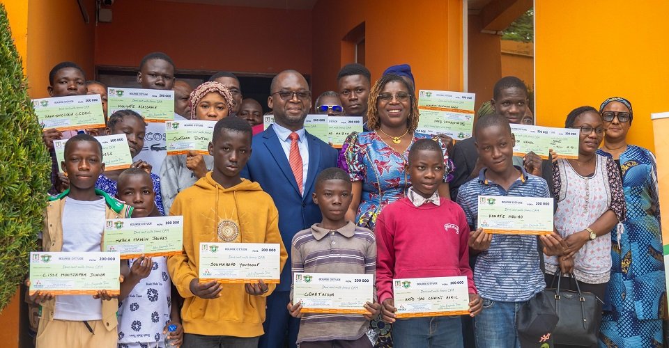 La Côte d’Ivoire lance un projet de parrainage pour 2 500 orphelins et enfants vulnérables affectés par le VIH 
Trois types de parrainage sont proposés : ponctuel, partiel ou total, pour offrir santé, éducation et nutrition aux enfants les plus fragiles.
#VIH #ProtectionSociale