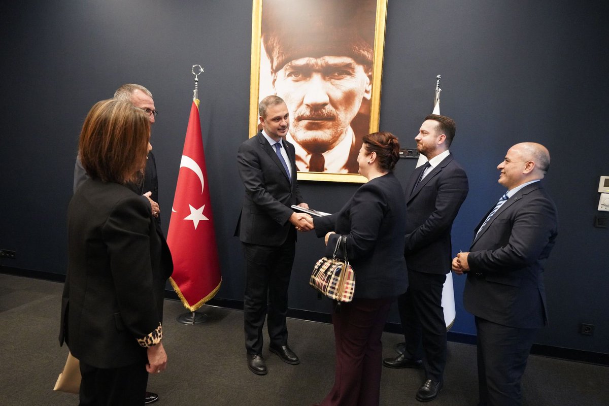 📍 BEYLIKDÜZÜ 

Güçlü bir merkezî yönetim mekanizması iyi işleyen yerel yönetimlerle mümkün. Asabiyyenin sağlanması şehri yöneten kişinin, şehremininin adaleti sağlamasıyla, sosyal belediyeciliği geliştirmesiyle, yerel kalkınmayı tesis etmesiyle mümkün.

Yerel Yönetimler