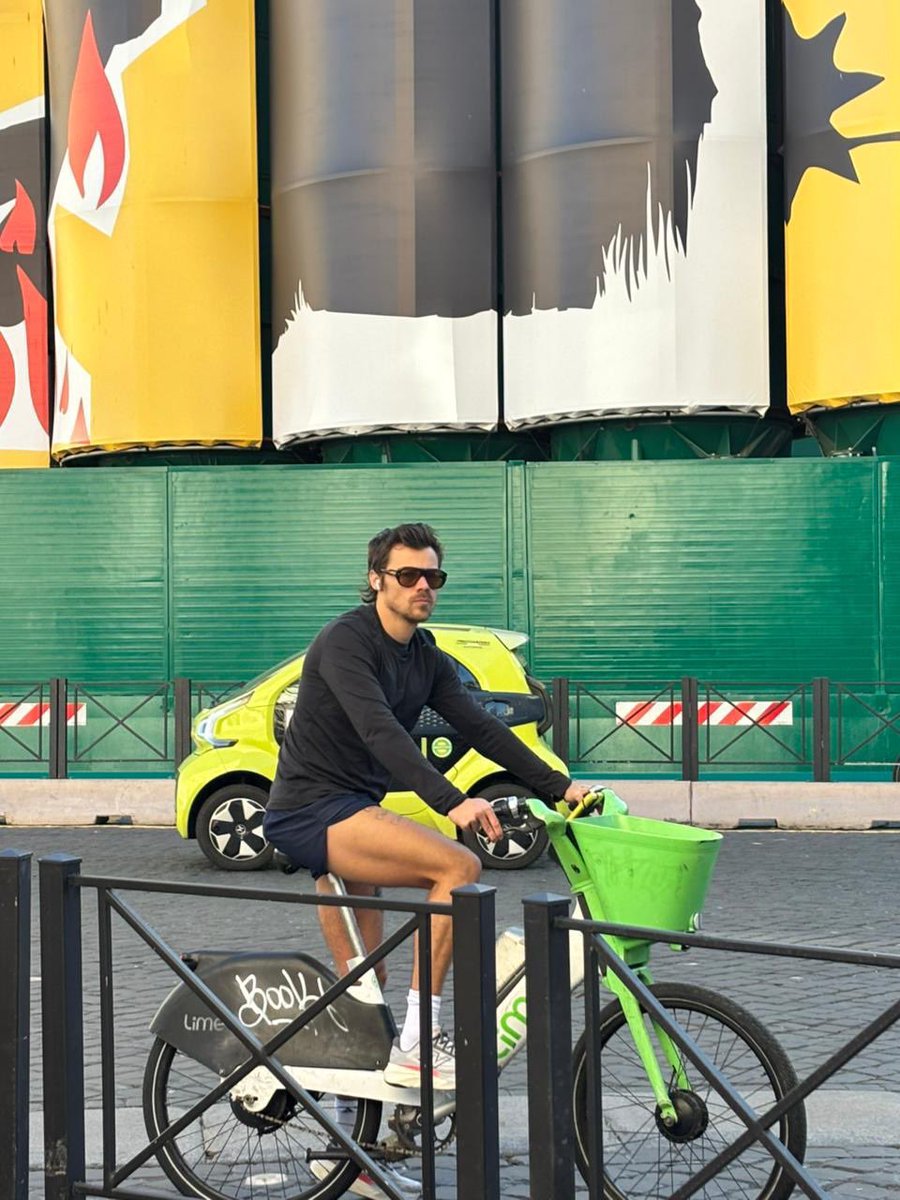 curlsfthemmings's tweet image. this man will find a lime bike wherever he goes