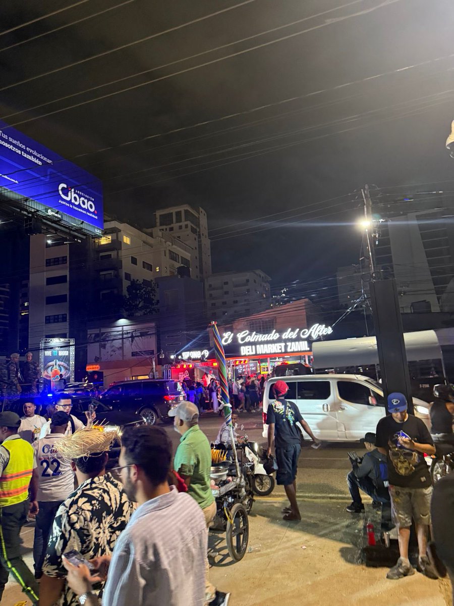 kpininimemes's tweet image. A casi una semana y todavía no supero que saliendo del concierto de #BadBunny me topé con EL COLMADO DEL AFTER que tenía THE ONE 😭

Abro hilo del desmadre: