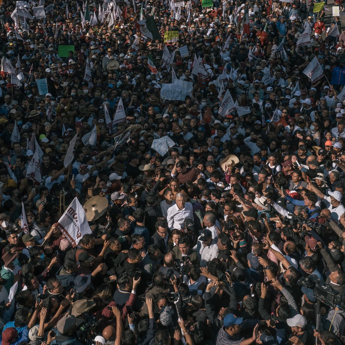 alvaro_delgado's tweet image. Hoy hace cuatro años, el domingo 28 de noviembre de 2022, @lopezobrador_ encabezó una inmensa marcha al Zócalo, y en una semana, el 6 de diciembre, se celebrará otra, pero ya sin participar él… o quién sabe. 
Esta es la magnífica foto de @LuisAntonioR_mx