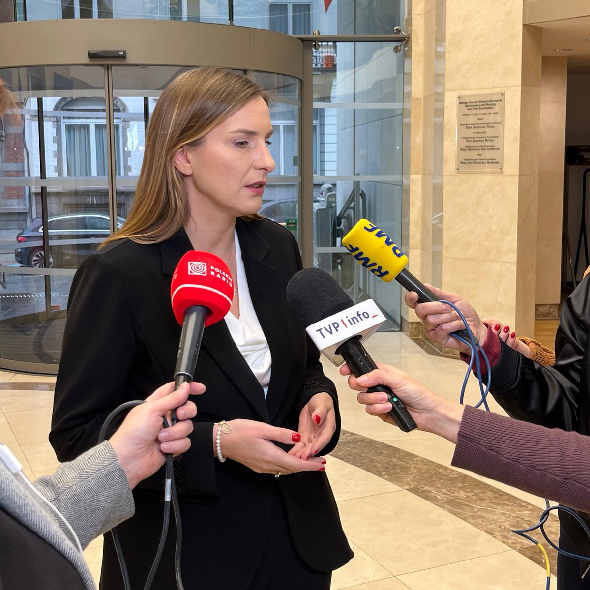 PLintheEU's tweet image. Minister @magdasobkowiak is in Brussels for final talks with the Commission before Poland submits its SAFE funds proposal 🛡️

👉€43.7bn for 140 projects boosting the security of Poland and the EU 🇵🇱🤝🇪🇺