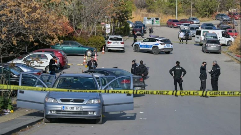 Ankara Adliyesi'nde çıkan kavgada taraflar arasında büyük bir gerginlik yaşandı. Olayın ardından birçok kişi yaralandı ve kan döküldü. Güvenlik güçleri olaya müdahale ederek durumu kontrol altına aldı. 
#GündemX #AnkaraAdliyesi #Kavga #KanDöküldü #GüvenlikMüdahale #TürkiyeGündemi