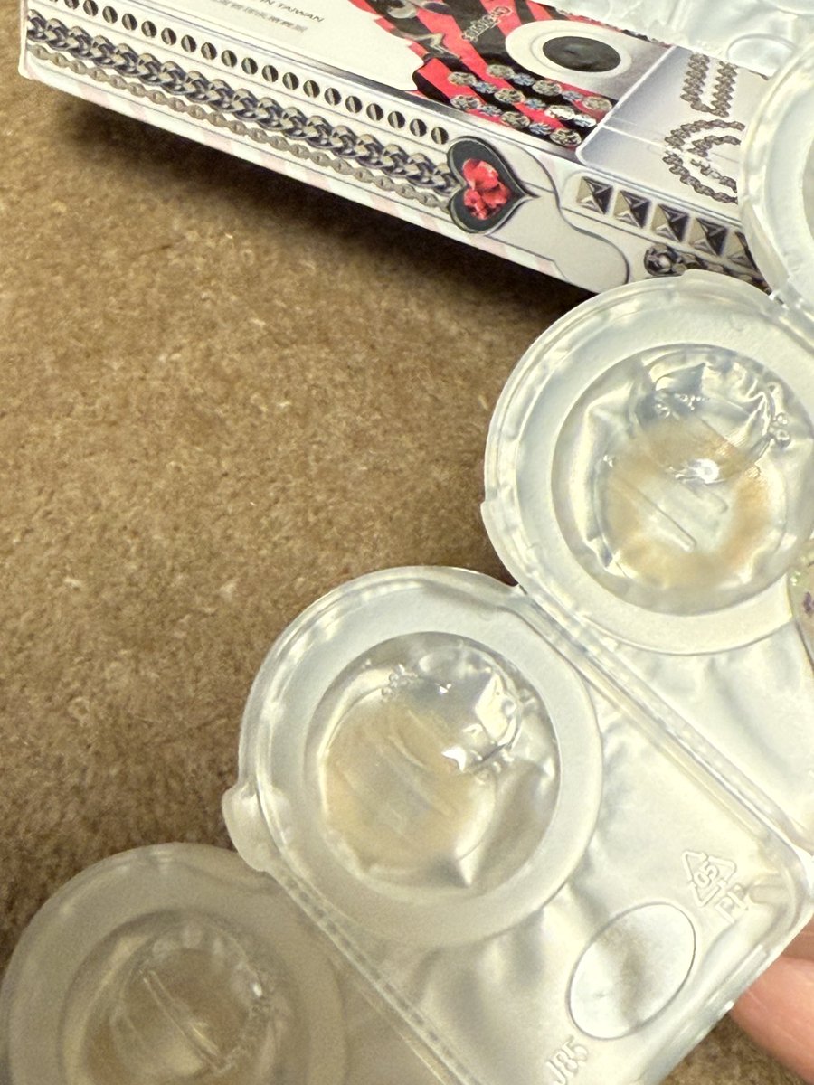 色素の薄い瞳って憧れるなあ
そうだ。カラコン買おう。
さて。ネット様よろしくメカドック。

１つ？
ああ。そうか。両目で度が違う人いるもんね。
２つ注文だ。

２箱届いた🌝

10日分届いちゃった。
つけるの楽しみだな✨✨