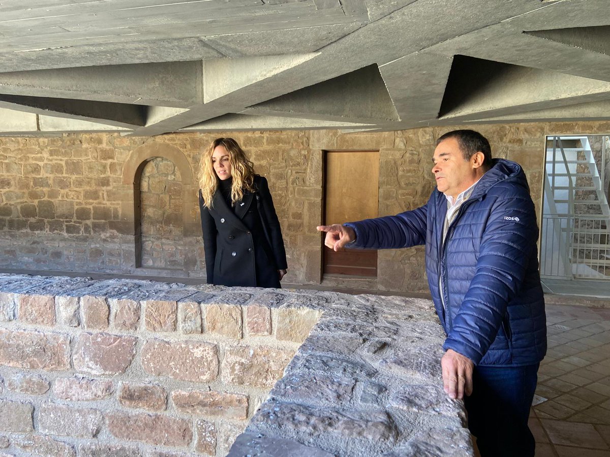 L'alcalde de l'Estany, Enric Maria Rovira, i la #delegada <a href="/EliaTortolero/">Elia Tortolero Orejuela</a> s'han reunit a la seu consistorial per tractar assumptes com la mobilitat, la salut i l'Estatut de Municipis Rurals.
També han visitat la Casa de Cultura i també el claustre del monestir - <a href="/Monestir_Estany/">Monestir de Santa Maria de L'Estany</a>.