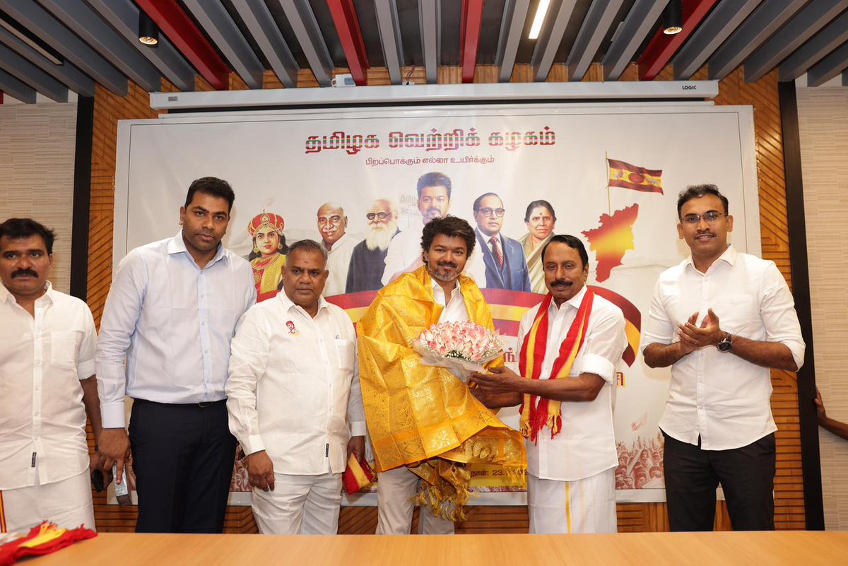 AadhavArjuna's tweet image. மூத்த தலைவர், அரைநூற்றாண்டுகால அரசியல் அனுபவத்திற்கு சொந்தக்காரர், புரட்சித் தலைவர் எம்ஜிஆர் அவர்களின் பெருந்தொண்டராகவும் நம்பிக்கைக்குரிய நிர்வாகியாகவும் இருந்தவர், புரட்சித் தலைவி அவர்களின் பெருமதிப்பைப் பெற்ற ஆளுமை, ஒன்பது முறை சட்டமன்ற உறுப்பினர் என்ற தொடர் வெற்றியைக்…