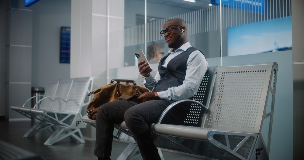 prowritersins's tweet image. It’s #Thanksgiving, a day for you to gobble up turkey, not for cyber criminals to gobble up your data. Keep your devices secure during holiday travels with these tips from @staysafeonline: hubs.li/Q03Q4YPz0