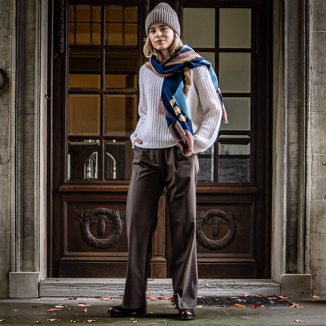 Farbe für den Alltag.
Ein Schal für Tage, an denen man Farbe ins Grau bringen möchte. Der leichte Wollstrick fällt weich über die Schultern und spielt mit warmen Tönen aus Blau, Beige und Rot – genau die Mischung, die jedes Winter-Outfit spannender macht… instagr.am/p/DRkNu0zlmOG/
