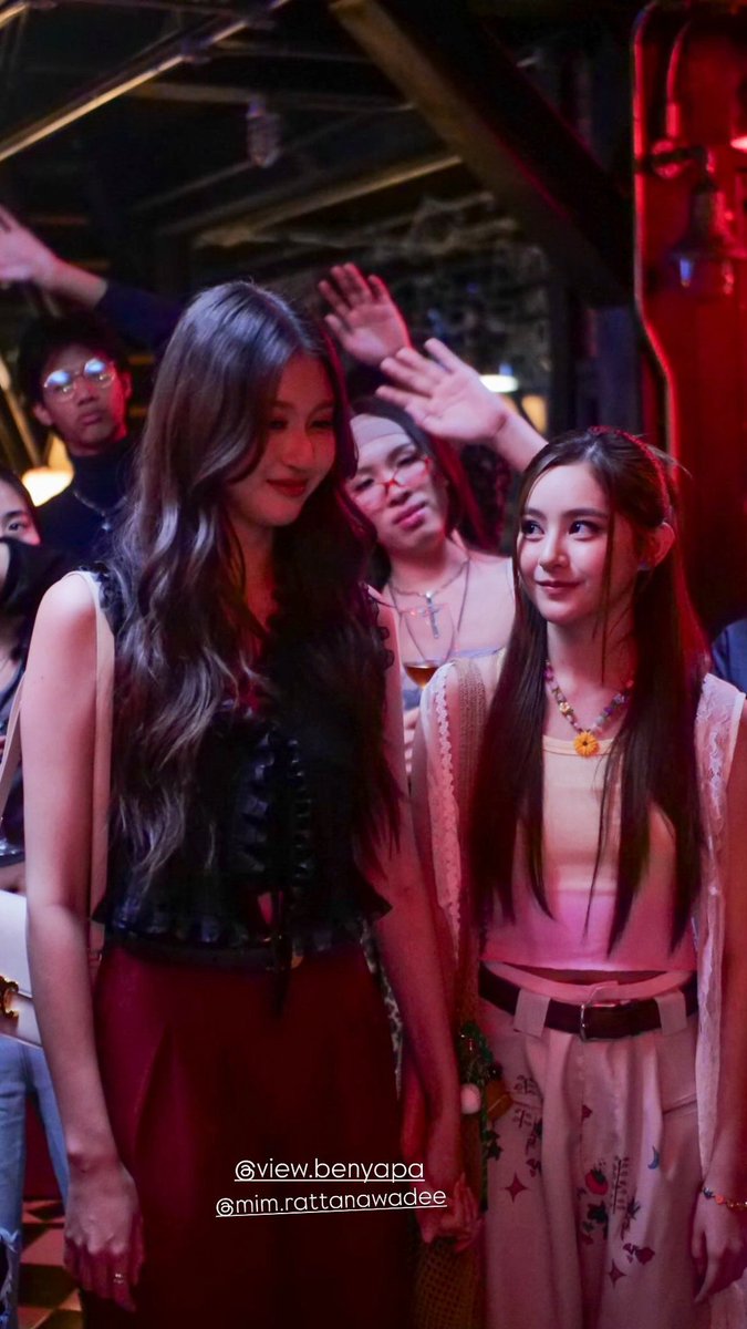 loyal_mochi's tweet image. My weakness is hand holding 😭😭😭😭 I love hand holding 😭😭😭 I hope they keep holding hand 😭😭😭

MINPRAEW COZY LOVE 
#GirlRulesSeriesQ13 #ViewMim #วิวมิ้ม