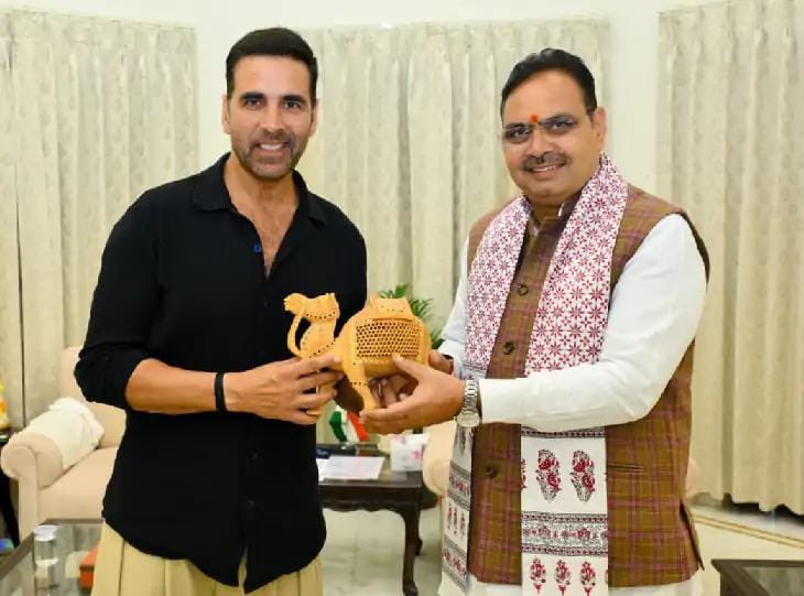 RajasthanAkkian's tweet image. 🛑 जयपुर *मुंबई से अचानक जयपुर पहुंचे अक्षय कुमार, सीएम से मिले:* चार्टर से पहुंचे, आधे घंटे मुलाकात के बाद वापस लौटे, फिल्म सिटी और पॉलिसी पर हुई चर्चा ...✍️ #rajasthan #AkshayKumar #BhajanlalSharma