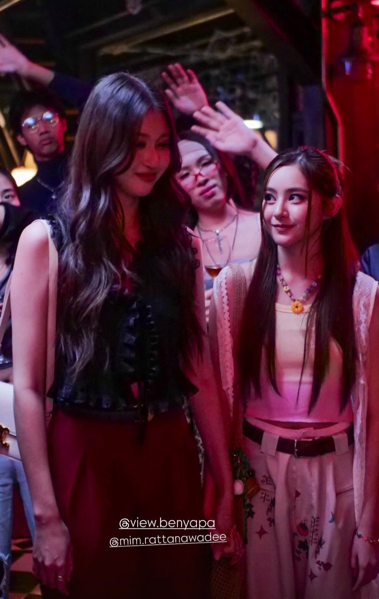 puppyViewView's tweet image. Oh...
Oh...
Praew...
Baby...
Girl...
Shyly glancing at Min 🫠 She&apos;s so down bad, like B.A.D and probably, literally on the floor looking for her dignity 🙂‍↔️

MINPRAEW COZY LOVE 
#GirlRulesSeriesQ13 #ViewMim