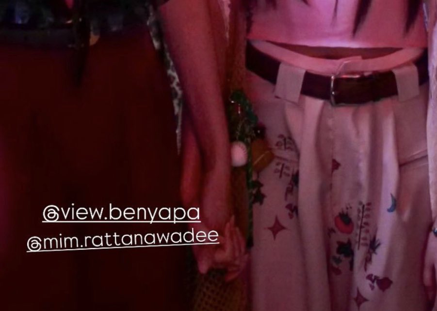 leuwlin's tweet image. i didn&apos;t notice at first that they were holding hands😭

MINPRAEW COZY LOVE
#GirlRulesSeriesQ13
#ViewMim