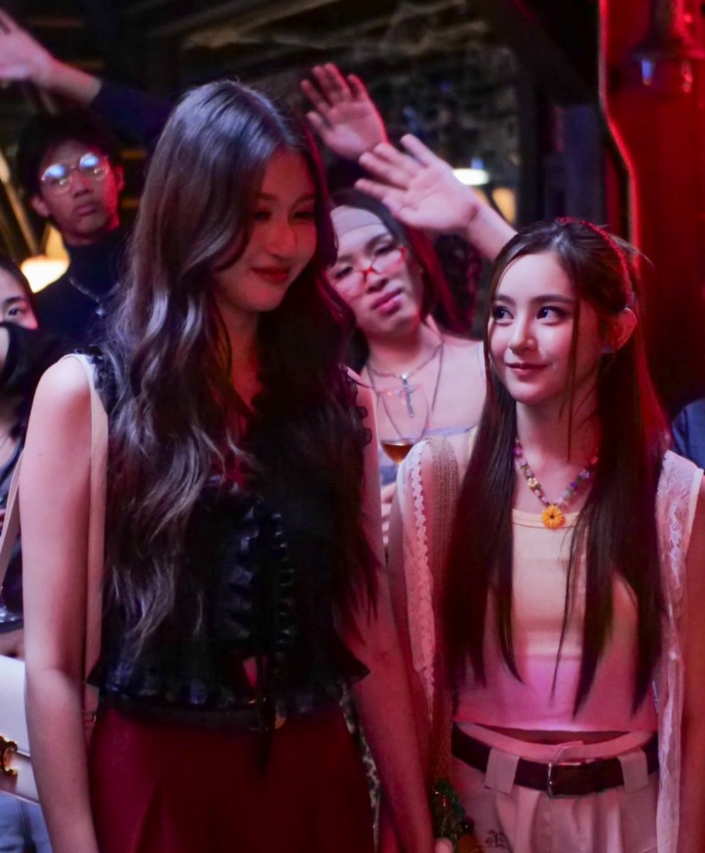 leuwlin's tweet image. i didn&apos;t notice at first that they were holding hands😭

MINPRAEW COZY LOVE
#GirlRulesSeriesQ13
#ViewMim