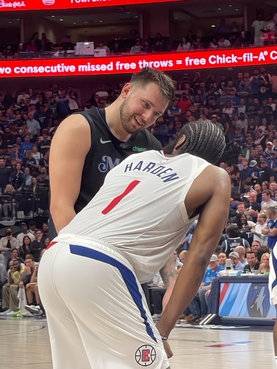NBAMemes's tweet photo. Luka is genuinely a psycho 😭 

Dude isn’t scared of anyone https://t.co/z1igubkdTt