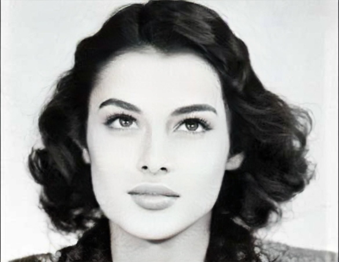 Aveva solo ventitré anni quando la uccisero.
Era giovane, bellissima, una madre e una vedova. Ma anche davanti al dolore, anche sotto tortura, non tradì mai nessuno.
Nemmeno una parola. Nemmeno un nome.
Fallirono.
Si chiamava Violette Szabo.
E il suo coraggio grida ancora