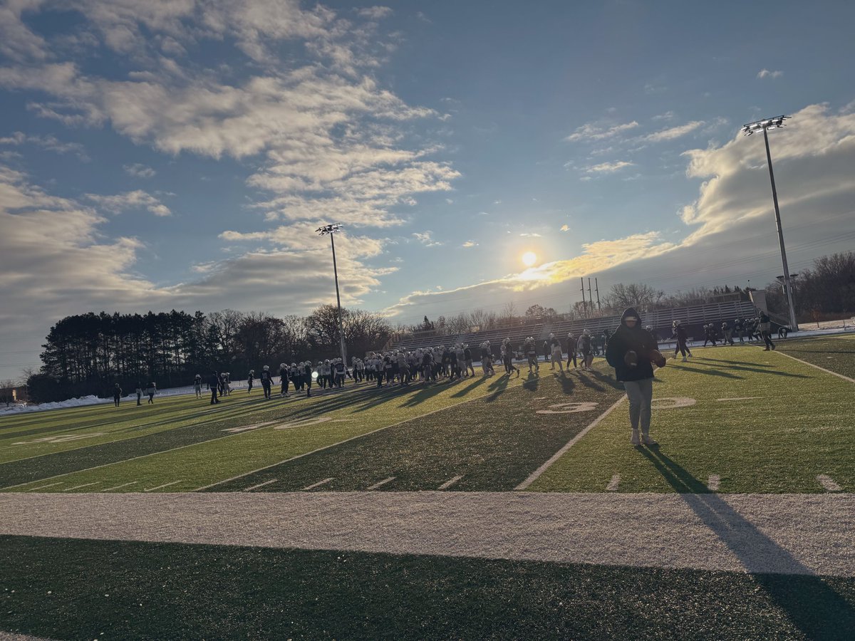 McElroy26's tweet image. Grateful for another day with this crew!
🦃 🥧 🏈