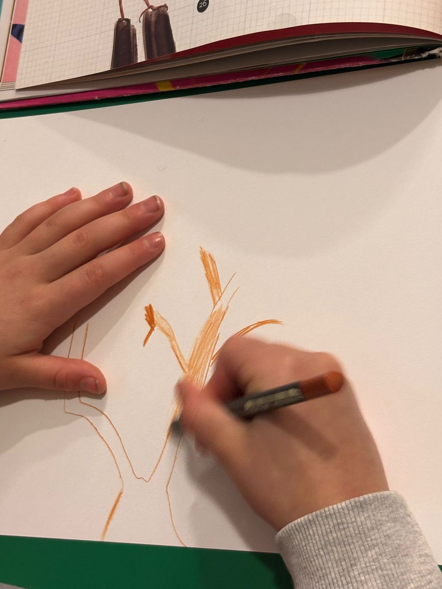 CharltonLib's tweet image. On Saturday we were inspired by the natural world at #CharltonLibrary! 🍁 Inspired by #NationalTreeWeek, library users took part in an all age drawing workshop, with all materials provided. Using shade, tone, colour and shape to create drawings all about trees! 🌳