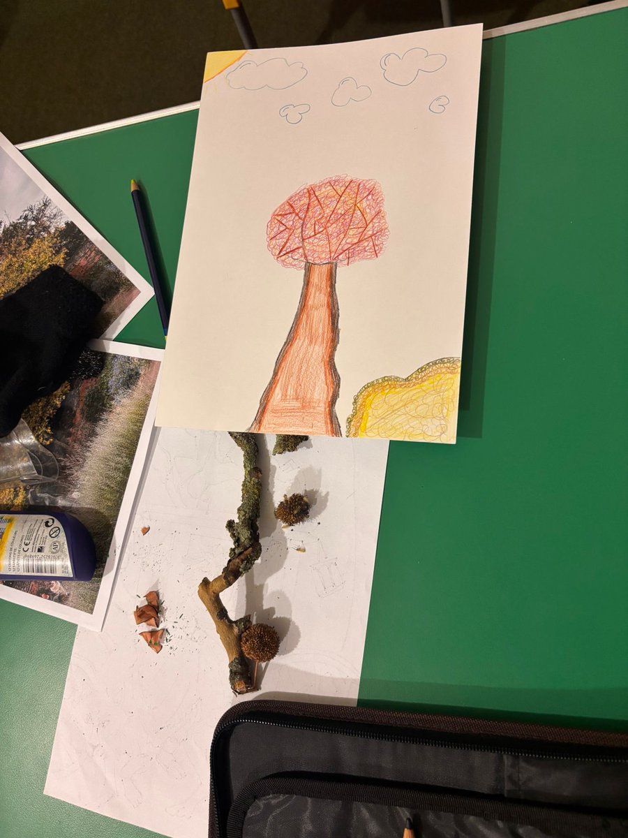 CharltonLib's tweet image. On Saturday we were inspired by the natural world at #CharltonLibrary! 🍁 Inspired by #NationalTreeWeek, library users took part in an all age drawing workshop, with all materials provided. Using shade, tone, colour and shape to create drawings all about trees! 🌳